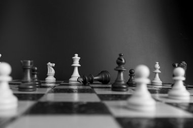 Satranç tahtasında fotoğraflanmış.