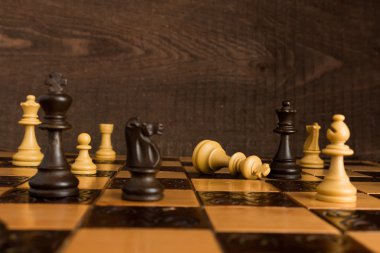 Satranç tahtasında fotoğraflanmış.