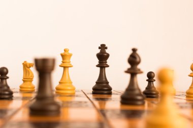 Satranç tahtasında fotoğraflanmış.