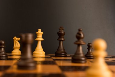 Satranç tahtasında fotoğraflanmış.