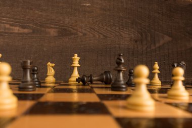 Satranç tahtasında fotoğraflanmış.