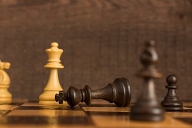 Satranç tahtasında fotoğraflanmış.