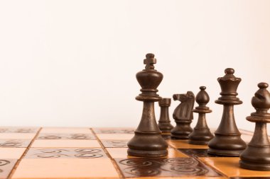 Satranç tahtasında fotoğraflanmış.