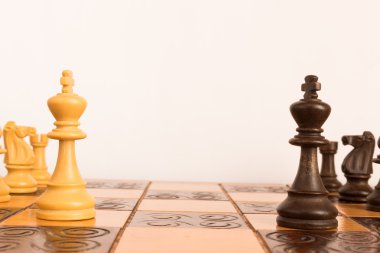 Satranç tahtasında fotoğraflanmış.