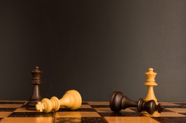 Satranç tahtasında fotoğraflanmış.