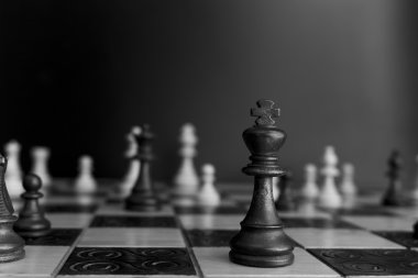 Satranç tahtasında fotoğraflanmış.