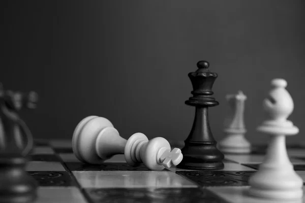 Échecs photographiés sur un échiquier — Photo