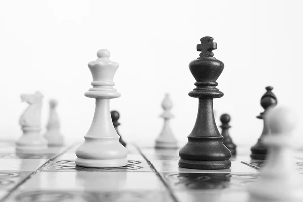 Шахматы, сфотографированные на шахматной доске — стоковое фото