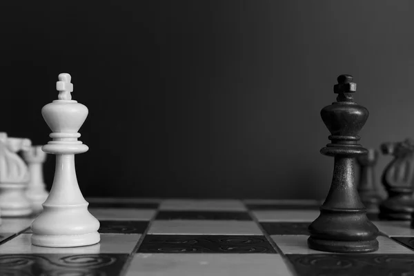 Satranç tahtasında fotoğraflanmış.