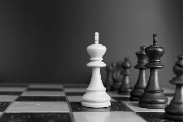 Satranç tahtasında fotoğraflanmış.