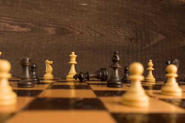 Satranç tahtasında fotoğraflanmış.