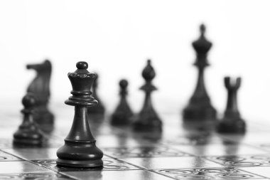 Satranç tahtasında fotoğraflanmış.