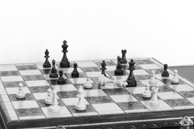 Satranç tahtasında fotoğraflanmış.