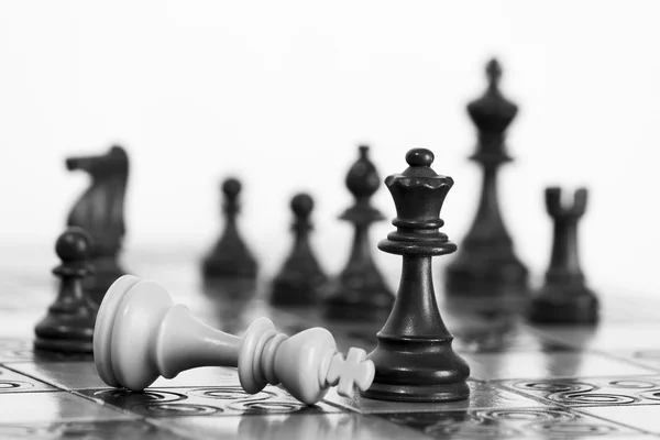 Satranç tahtasında fotoğraflanmış.