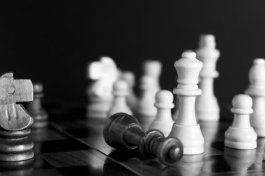 Satranç tahtasında fotoğraflanmış.