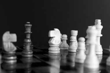 Satranç tahtasında fotoğraflanmış.