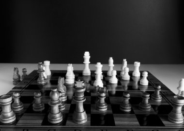 Satranç tahtasında fotoğraflanmış.