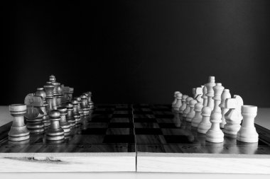 Satranç tahtasında fotoğraflanmış.