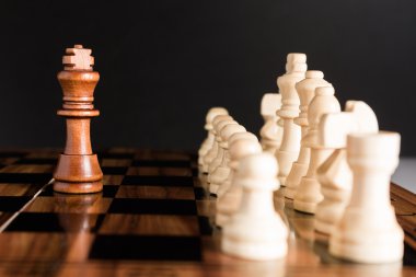 Satranç tahtasında fotoğraflanmış.