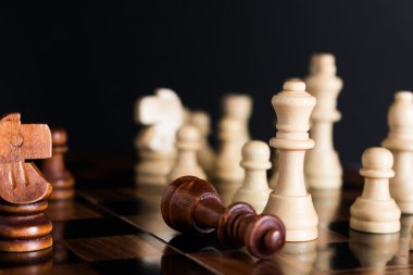 Satranç tahtasında fotoğraflanmış.