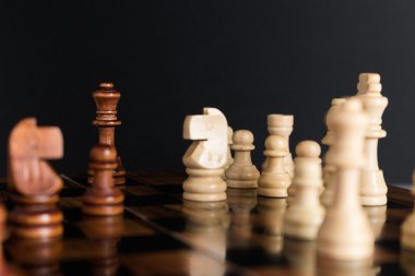 Satranç tahtasında fotoğraflanmış.