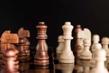 Satranç tahtasında fotoğraflanmış.