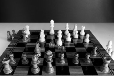 Satranç tahtasında fotoğraflanmış.