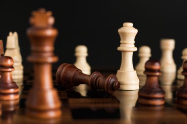 Satranç tahtasında fotoğraflanmış.