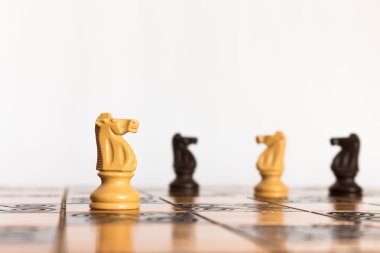 Satranç tahtasında fotoğraflanmış.