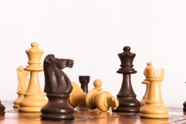 Satranç tahtasında fotoğraflanmış.