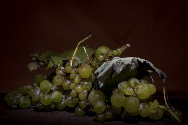 Bir ahşap taban üzerinde fotoğrafı üzüm demet