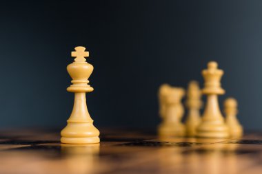 Satranç tahtasında fotoğraflanmış.