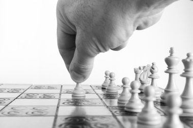 Satranç tahtasında fotoğraflanmış.