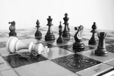 Satranç tahtasında fotoğraflanmış.