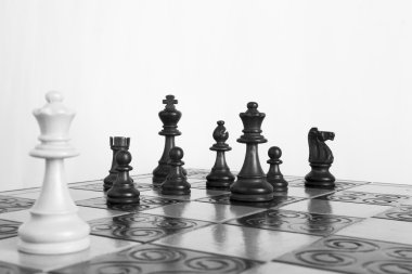 Satranç tahtasında fotoğraflanmış.