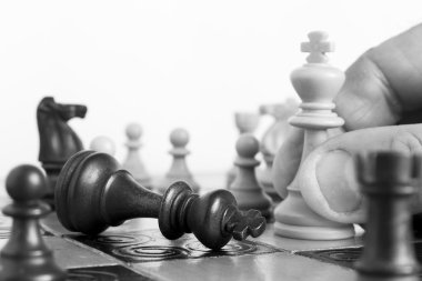 Satranç tahtasında fotoğraflanmış.