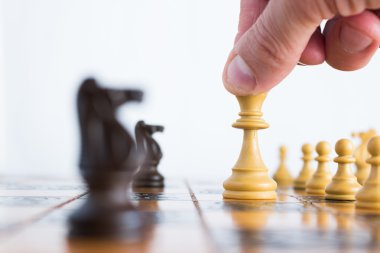 Satranç tahtasında fotoğraflanmış.