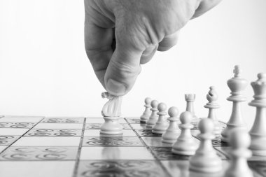 Satranç tahtasında fotoğraflanmış.