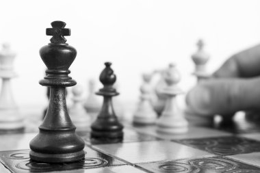 Satranç tahtasında fotoğraflanmış.