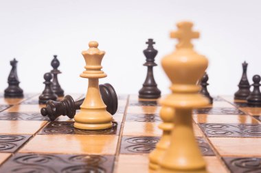 Satranç tahtasında fotoğraflanmış.