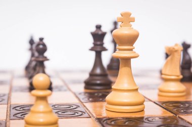 Satranç tahtasında fotoğraflanmış.