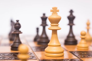 Satranç tahtasında fotoğraflanmış.