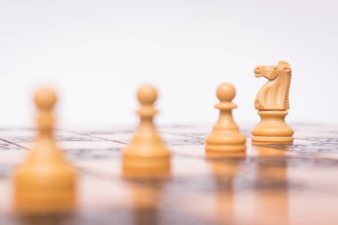 Satranç tahtasında fotoğraflanmış.