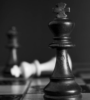 Satranç tahtasında fotoğraflanmış.