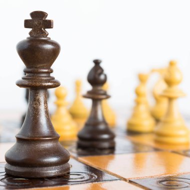 Satranç tahtasında fotoğraflanmış.