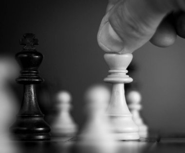 Satranç tahtasında fotoğraflanmış.