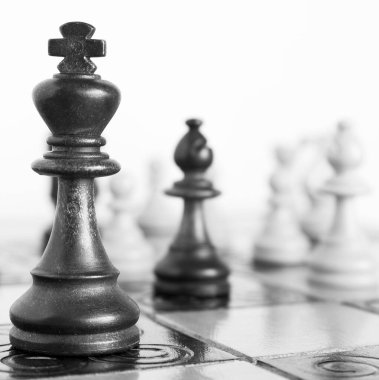 Satranç tahtasında fotoğraflanmış.