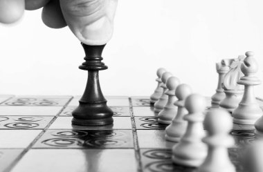 Satranç tahtasında fotoğraflanmış.