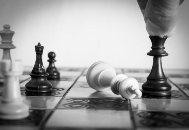 Satranç tahtasında fotoğraflanmış.