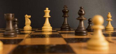 Satranç tahtasında fotoğraflanmış.